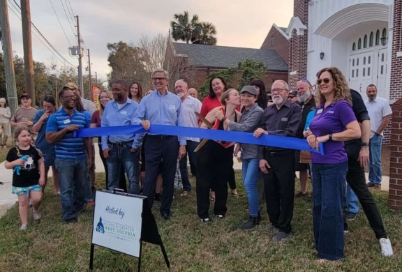 BEACON PHOTO/ROBIN MIMNA;THE START OF A BEAUTIFUL BUSINESS RELATIONSHIP — Stephanie Sousa and Nicole Perry, alongside local leaders and the community — including the DeLand and GreaterWest Volusia Chamber of Commerce and President Michael Culbertson